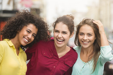 Obraz premium Female friends walking and looking on camera