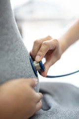 Obraz premium Doctor checking pregnant woman