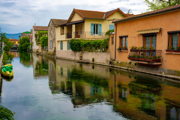 Fototapeta na wymiar Tourist and vacation destination, small Provencal town lIsle-sur-la-Sorgue with green water of Sotgue river