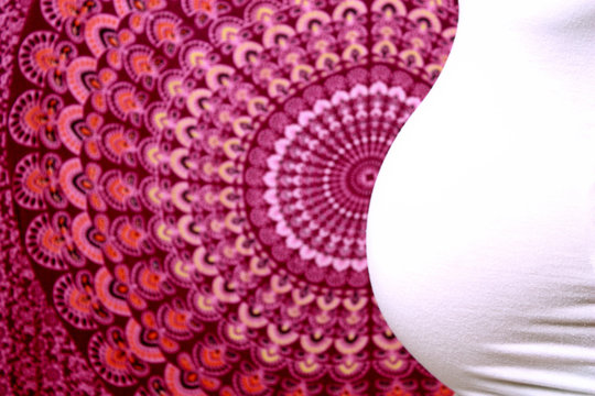 Woman pregnant left profail