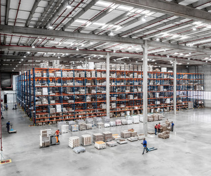galp&atilde;o logistica e distribui&ccedil;&atilde;o caixas trabalhadores e empilhadeira em opera&ccedil;&atilde;o