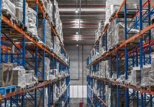 galpão logistica e distribuição caixas trabalhadores e empilhadeira em operação