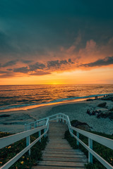 Obraz premium Vibrant sunset over a staircase and the Pacific Ocean at Windansea Beach, in La Jolla, San Diego, California