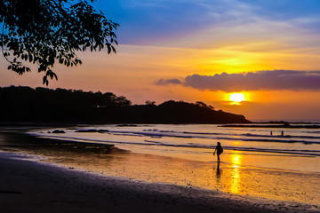 Magnifique couché de soleil sur une plage du Costa Rica