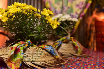 table decoration with straw hat and flowers ,straw hat, hoedown, ornamental flowers, june decoration