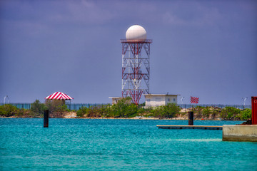 Dieses einzigartige Foto zeigt den Radaran einem flughafen auf einer Insel mitten im Meer. Das Foto wurde am Flughafen in Male aufgenommen