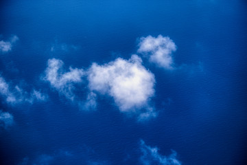 Fototapeta na wymiar Dieses einzigartige Bild zeigt die Malediven, die auf einem Flugzeug von oben fotografiert werden. Sie können den Himmel und die Wolken vom Flugzeug aus sehen