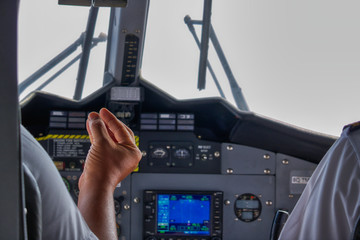 Auf diesem einzigartigen Foto können Sie das Cockpit in einem Wasserflugzeug auf den Malediven sehen. Diese Aufnahmen sind sehr selten