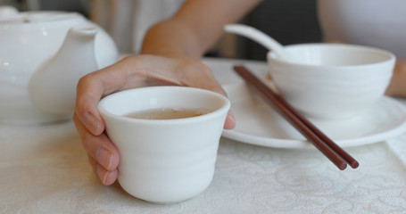 Fototapeta na wymiar Pouring hot tea into a cup at chinese restaurant
