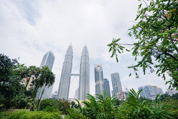 Obraz premium Kuala Lumpur, Malaysia - The Petronas Twin Towers against cloudy sky on November 24, 2015, The world's tallest Twin Towers.