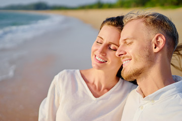 Obraz premium Love and romance. Honeymoon on the sea shore. Beautiful loving coupleenjoying sun on the beach.