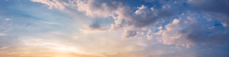 Wandaufkleber Dramatischer Panoramahimmel mit Wolken bei Sonnenaufgang und Sonnenuntergang. Panoramabild. © tanarch