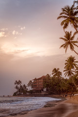 Obraz premium Beautiful tranquil evening sunset over the Indian Ocean on the beach of Sri Lanka in Hikkaduwa