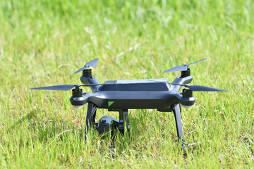 離陸前の小型ドローン