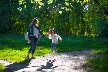 Obraz premium mom and daughter have fun in the Park