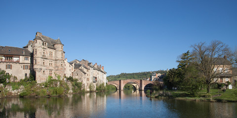 Fototapeta na wymiar Panorama sur le Lot, le palais et pont vieux d'Espalion (Aveyron)