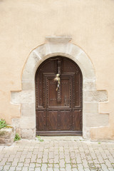 Fototapeta na wymiar Belle porte dans le village de Lautrec
