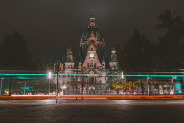 Obraz premium City hall of hanover city at night with light trails from a bus