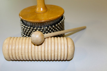 Cabasa und Guiro - Rhythmus und Percussioninstrumente 