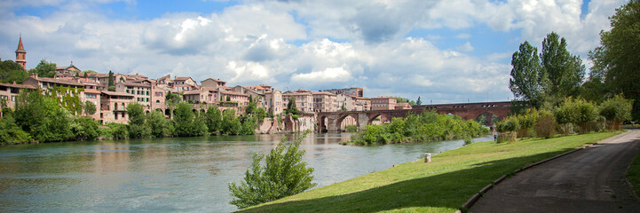 Fototapeta premium Panorama sur les rives du Tarn à Albi