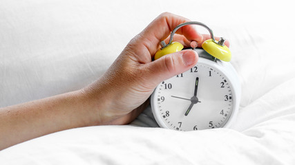 réveille-matin sur l'oreiller