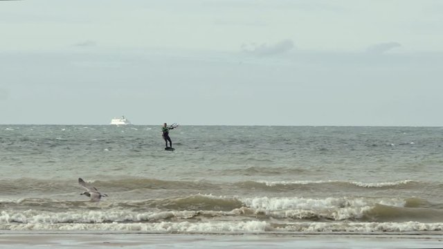 kite surfeur volant au dessus de la mer