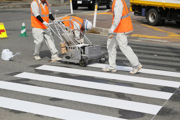横断歩道の白線引き工事