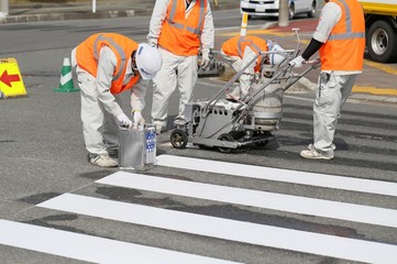 横断歩道の白線引き工事