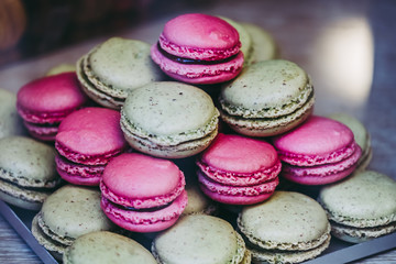 Assortiment de macarons vert et rose