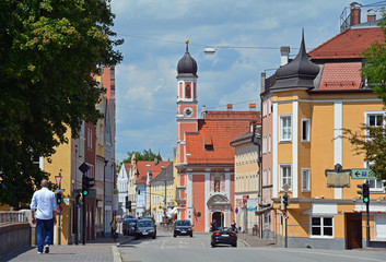 Obraz premium Landshut, Zweibrückenstrasse und Kirche St. Sebastian
