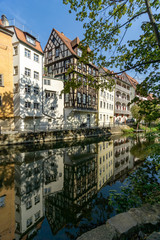 Fototapeta na wymiar Schöne Fassaden am Fluss in Bamberg spiegeln sich im Wasser