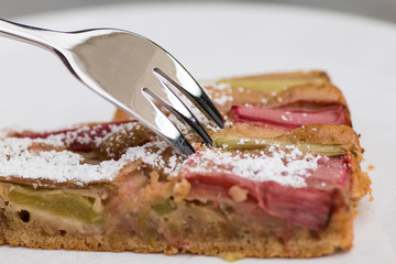 frischer Rhabarberkuchen mit Kuchengabel