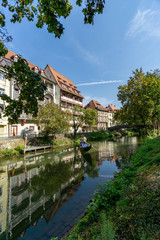 Fototapeta na wymiar Schöne Fassaden am Fluss in Bamberg spiegeln sich im Wasser, Gondelfahrt auf dem Kanal