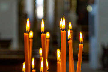Kerzenlicht in einer Kirche zum gedenken