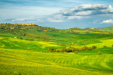 Obraz premium Miasto Pienza i otaczający krajobraz w regionie Val d'Orcia w Toskanii we Włoszech.