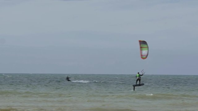 kite surfeur volant au dessus de la mer