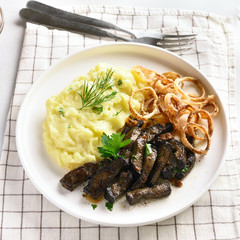 Beef liver with mashed potatoes and onion