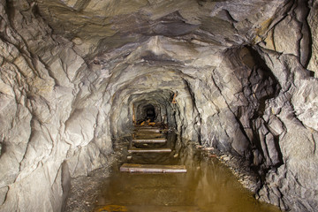 Obraz premium Underground mineshaft gold iron ore tunnel