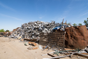 gros tas de feraille chez un ferrailleur 