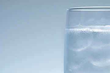 グラスの中の氷と水