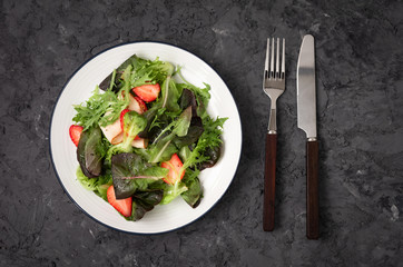 Salad with Strawberries and ham