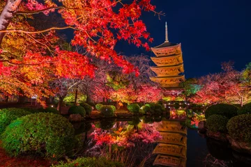 Foto op Canvas Herfstbladeren nacht uitzicht op Kyoto Toji © Route16