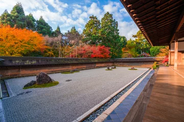 Selbstklebende Fototapeten 京都　龍安寺の石庭　紅葉 © Route16
