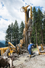 Mannschaft mit Raupenbohrgerät beim Bohren eines Brunnens