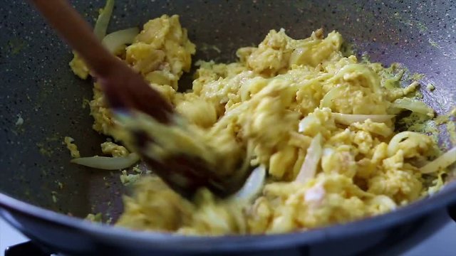&oelig;ufs et oignons cuisant dans une casserole  