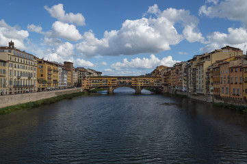 Fototapeta premium ponte vecchio florenz, italy sunny sommer day