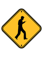 achtung smartphone schild hinweis gefahr vorsicht geschäftsmann comic cartoon telefon mobile phone handy gehen arbeiten bildschirm abgelenkt sms texten schreiben lesen unterwegs silhouette clipart
