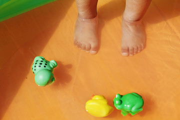fillette joueant dans piscine détail 