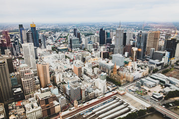 Fototapeta premium Fotografía gran angular de la ciudad de Melbourne vista desde un rascacielos, Australia.