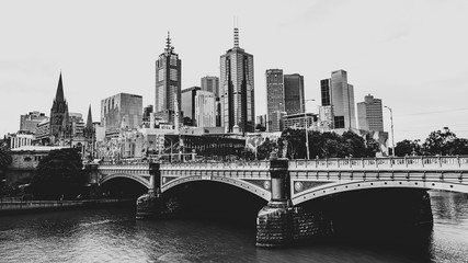 Fototapeta premium Fotografía en blanco y negro de la ciudad de Melbourne, Australia.